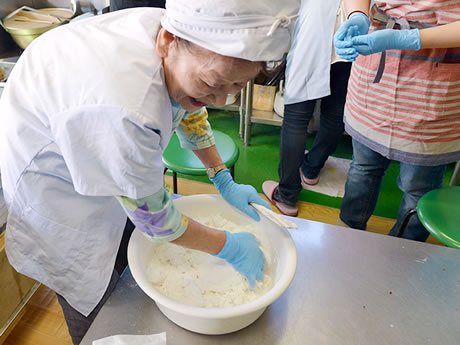 お団子作りの様子