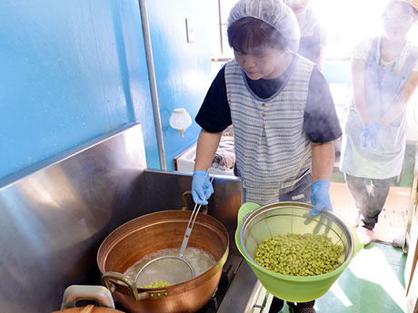 豆すっとぎ作りの様子