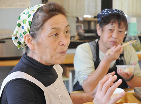 かき小屋の名物お母さんたち